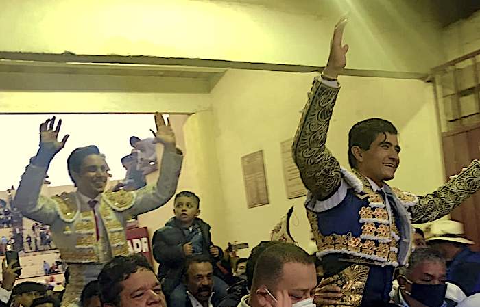 Mauricio y Adame a hombros de Texcoco