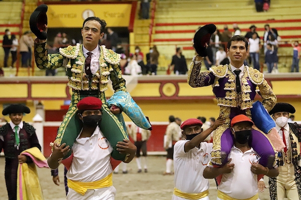 Macías y Martínez a hombros en Teziutlán