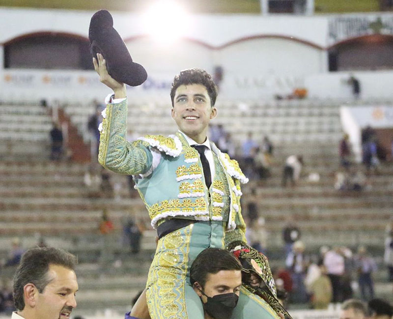 Valadez a hombros del Nuevo Progreso