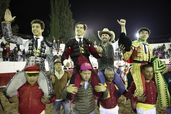 La tercia a hombros en Caxuxi