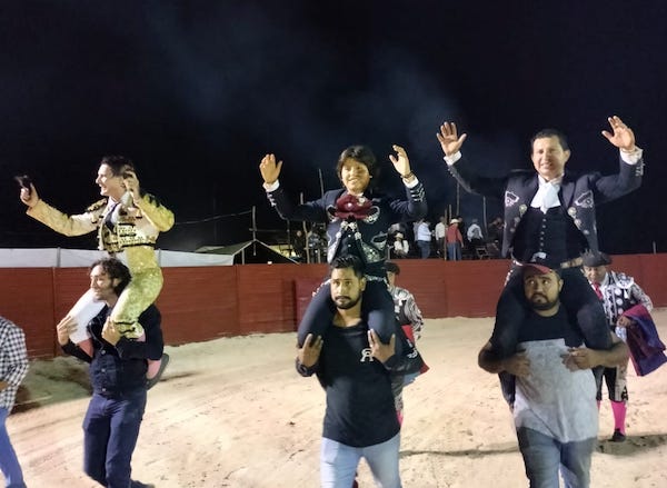 Cuahtémoc Ayala y Michelito a hombros de Oxcutzcab