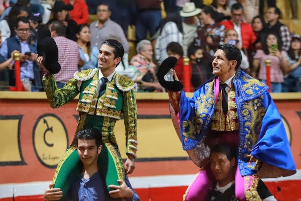 Zapata y Calita a hombros de Huamantlada