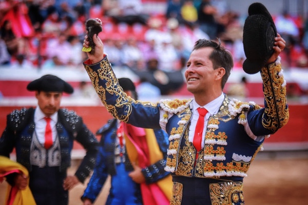 Luis Gallardo y José Nava tocan pelo en Pachuca