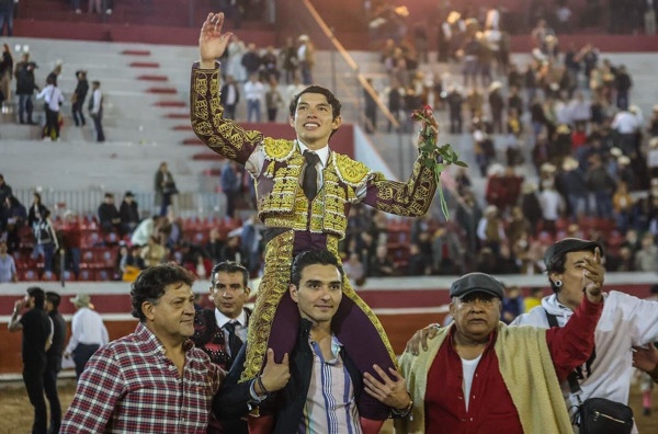 Fonseca corta cuatro orejas en Pachuca