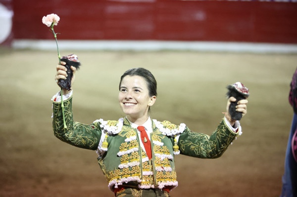 Miriam Cabas a hombros en la Corrida Mixta del Pueblo