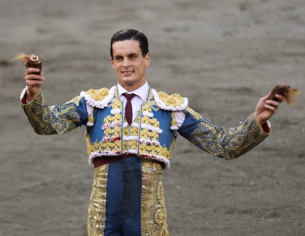 David Galván corta dos orejas en la 1era de Manizales