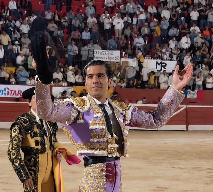 Diego San Román triunfa y sale a hombros en Mérida